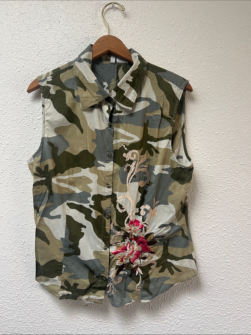 100% Cotton Sleeveless Camo Button-Down Shirt with Floral Embroidery - Green
